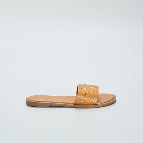 Mules plates cloutées