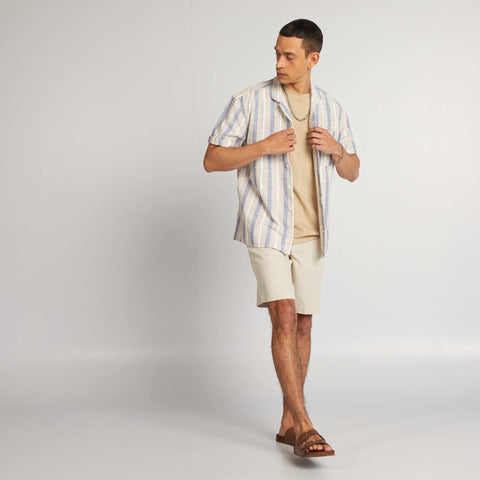Chemise à rayures et manches courtes