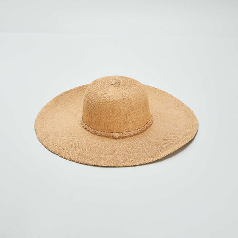 Chapeau de paille forme capeline