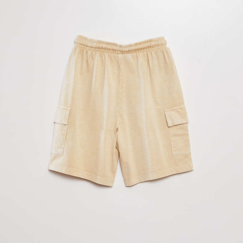 Short avec poches sur les côtés