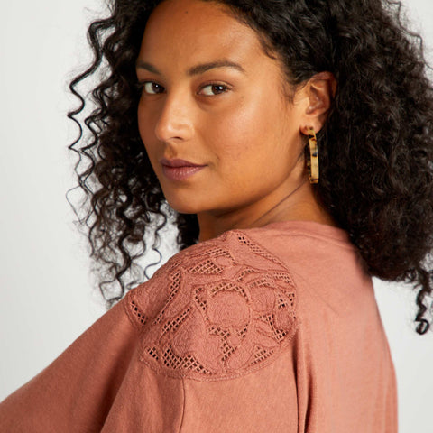 T-shirt à broderies