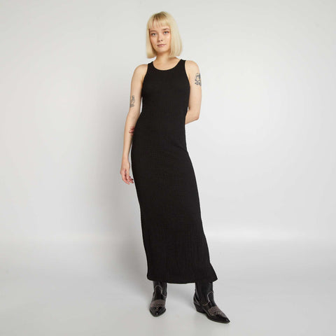 Robe longue à col rond en maille plissée