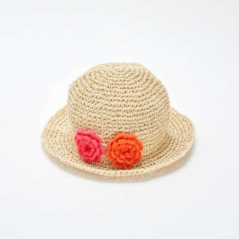 Chapeau de paille avec fleurs cousues