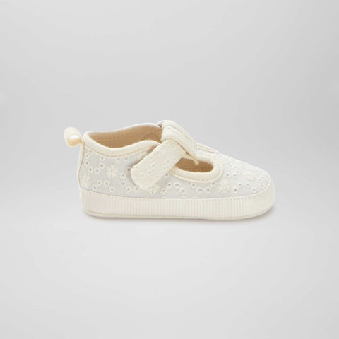 Chaussons esprit baskets avec broderie anglaise