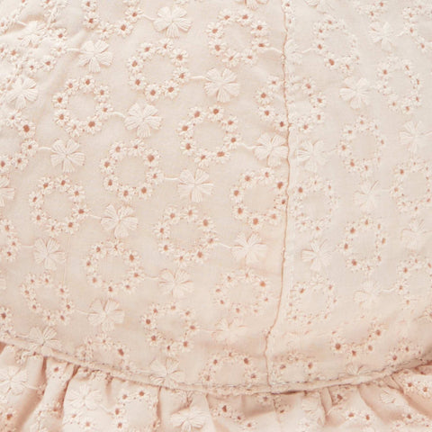 Chapeau avec volants et broderies anglaises