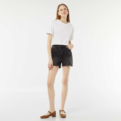 Short court en jean avec abrasions et finitions à cru
