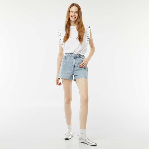 Short court en jean avec abrasions et finitions à cru