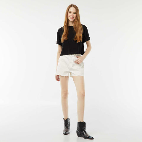 Short court en jean avec abrasions et finitions à cru
