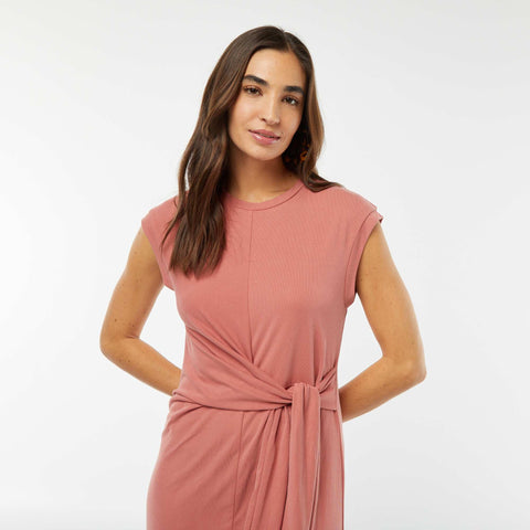 Robe midi sans manches nouée devant