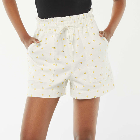 Short court en denim avec grandes poches plaquées