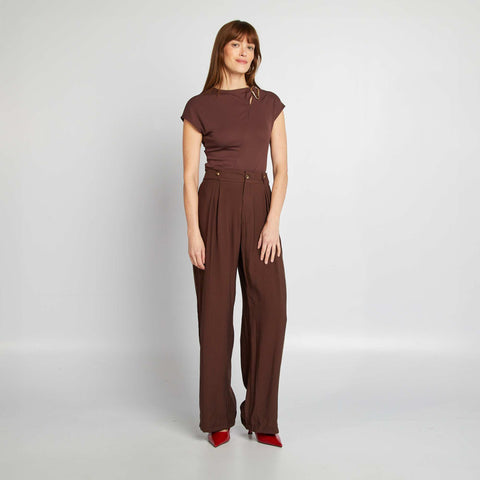 T-shirt satiné avec boucle métallique au col