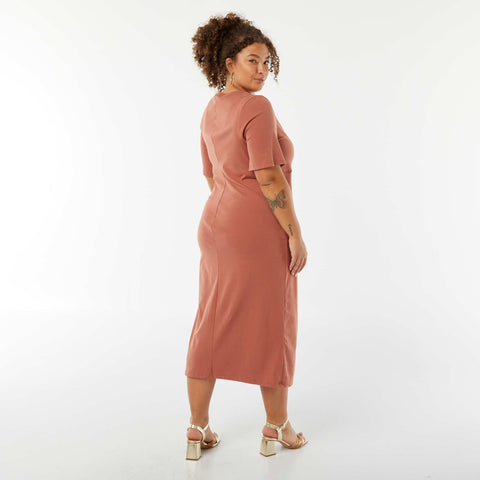 Robe unie drapée coupe midi