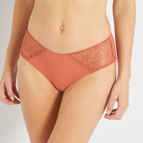 Shorty micro et dentelle
