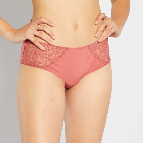 Shorty micro et dentelle