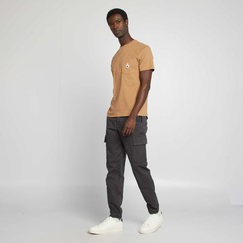 T-shirt manches courtes avec poche poitrine et broderie
