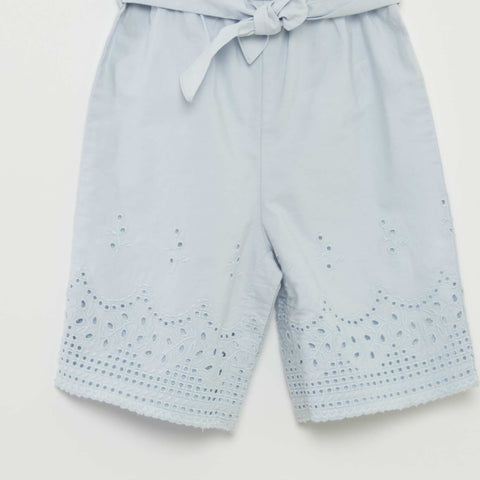 Combinaison longue à bretelles avec broderies à la base