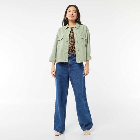 Veste en jean avec boutons dorés