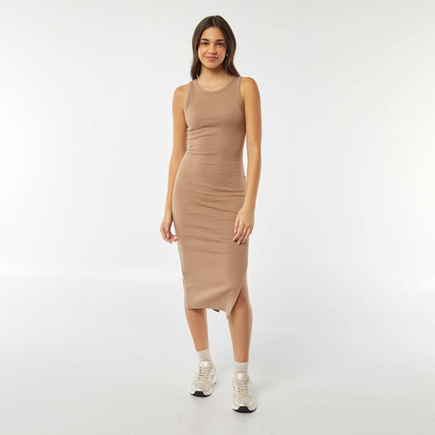 Robe longue moulante en maille côtelée sans manche moulante