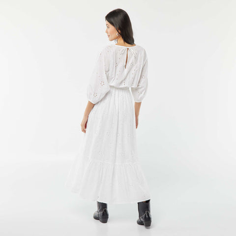 Robe longue avec broderie anglaise et volant à la base