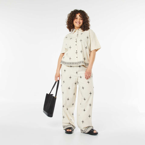 Chemise à manches courtes avec motifs brodés