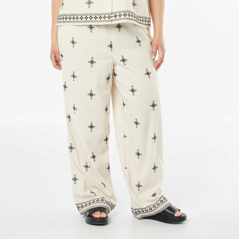 Pantalon large 3/4 brodé