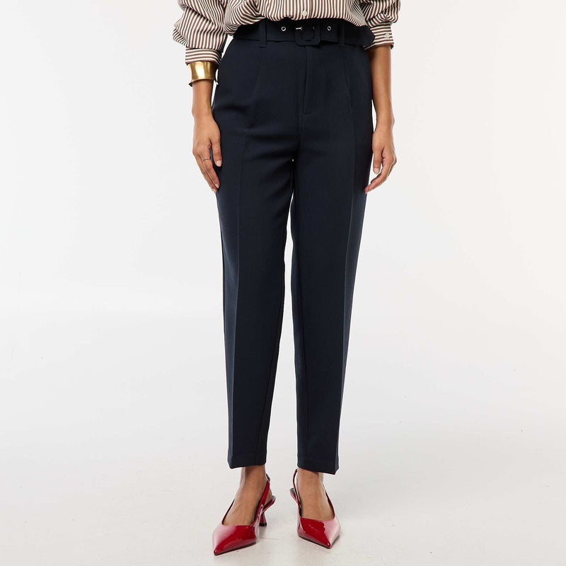 Pantalon carotte fluide avec ceinture à boucle