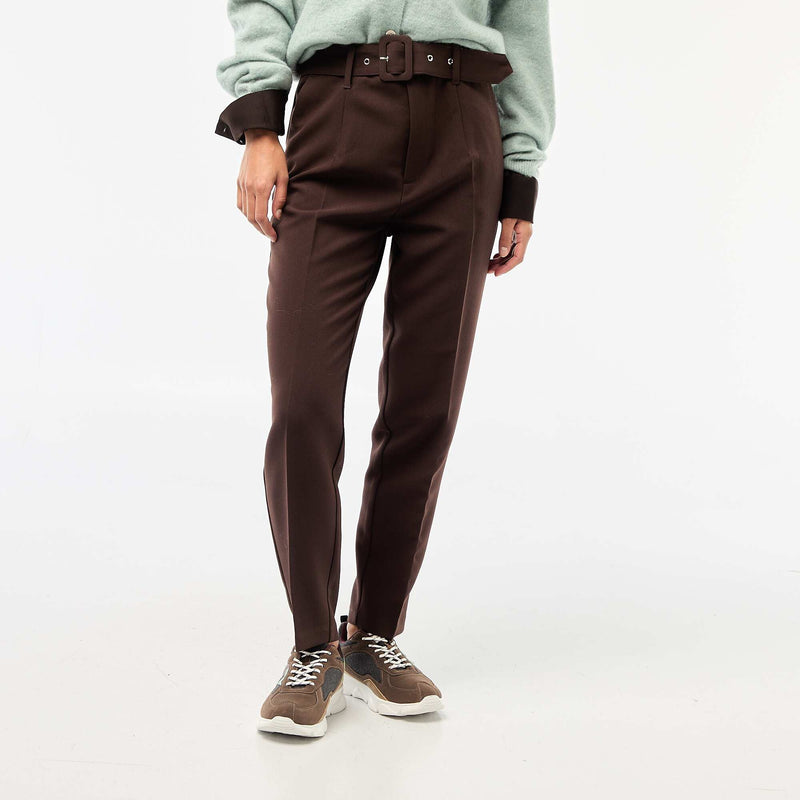 Pantalon carotte fluide avec ceinture à boucle