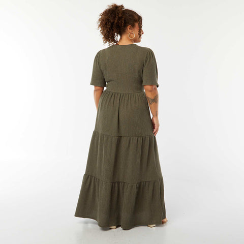 Robe longue gaufrée à manches courtes et col portefeuille