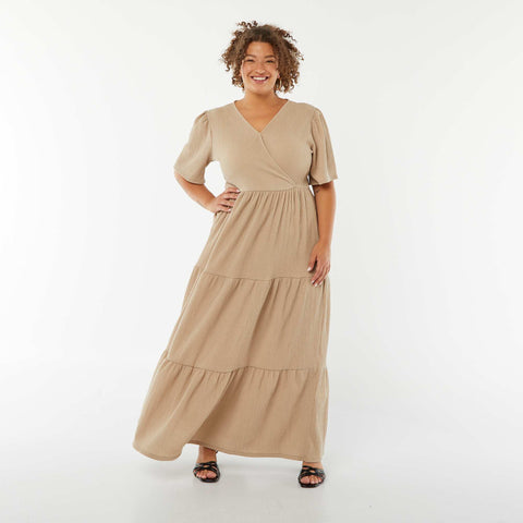 Robe longue gaufrée à manches courtes et col portefeuille