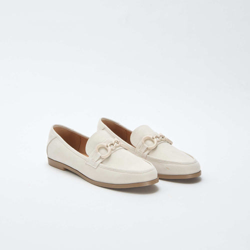 Mocassins type suédine avec bijou décoratif sur le dessus