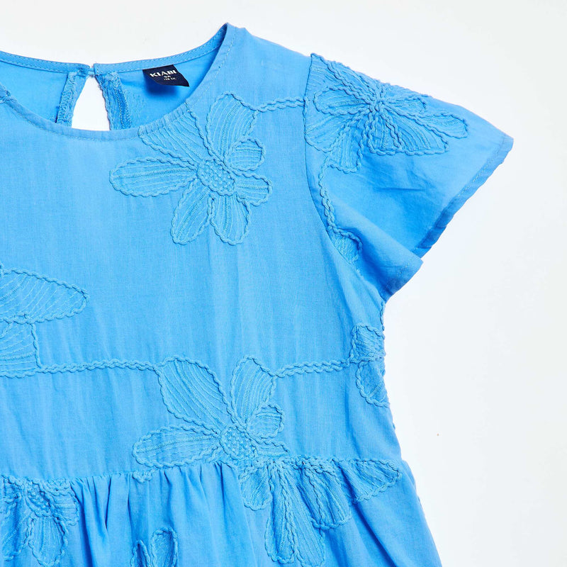 Robe avec broderies fleurs fantaisies