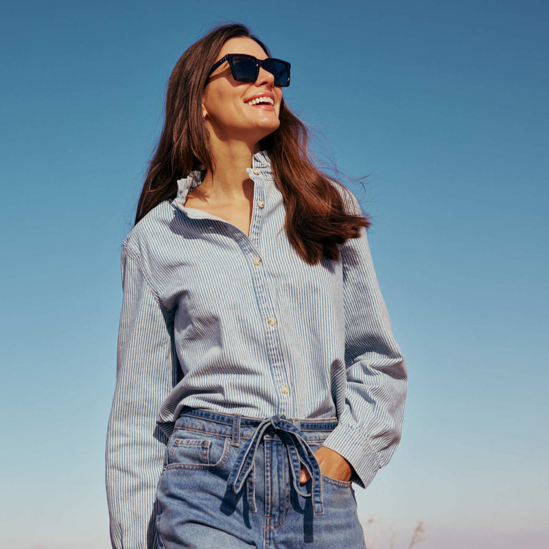 Blouse en denim avec col volanté