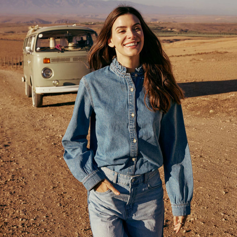 Blouse en denim avec col volanté