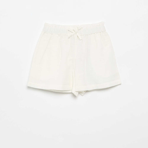 Short uni avec nœud fantaisie