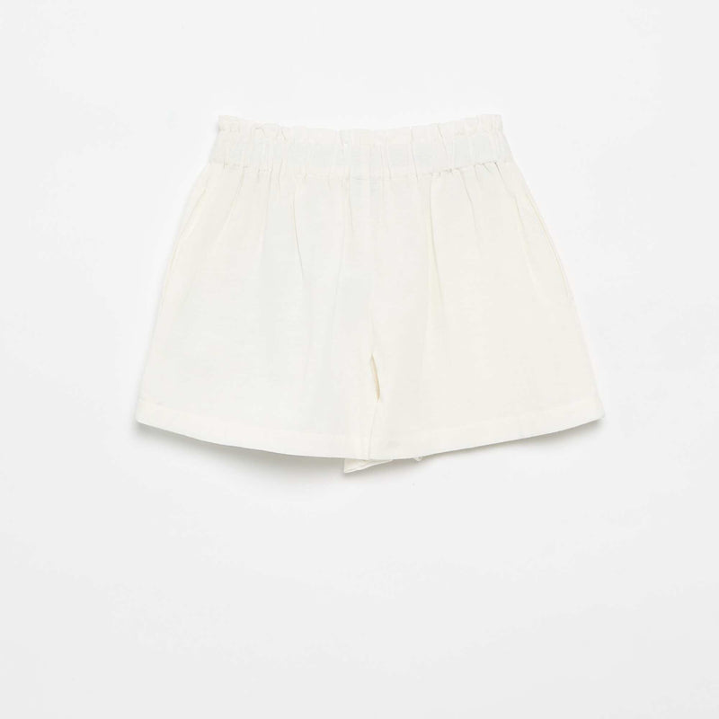 Short uni avec nœud fantaisie