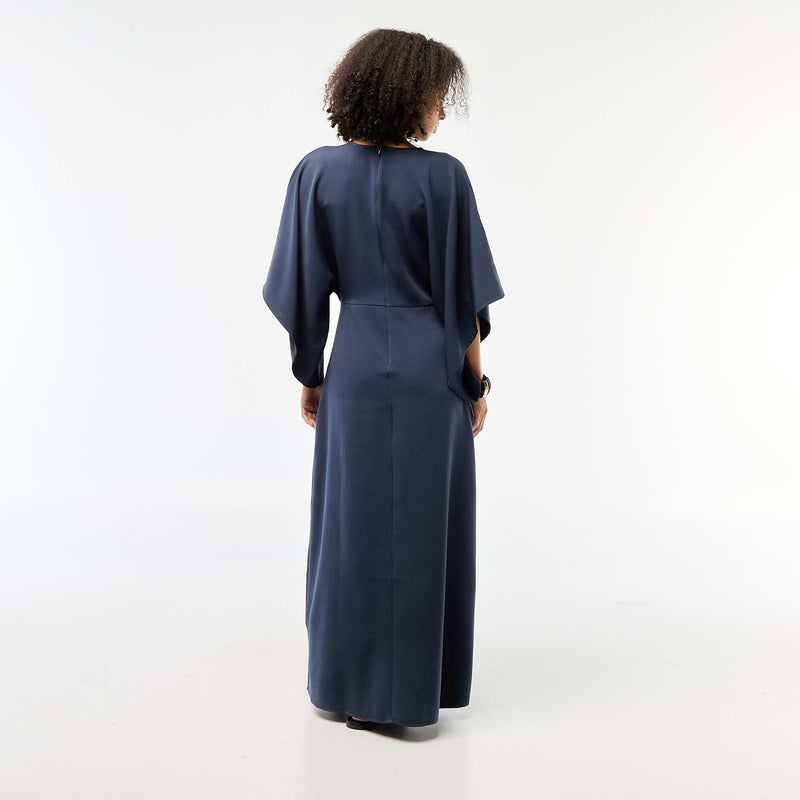 Robe longue crêpée avec bijou
