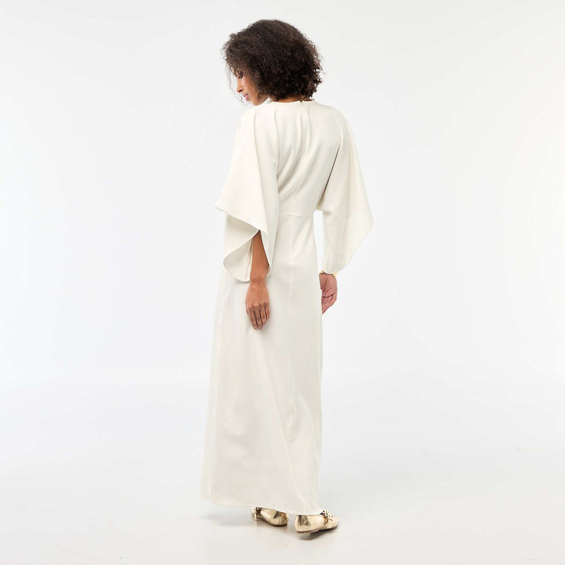 Robe longue crêpée avec bijou
