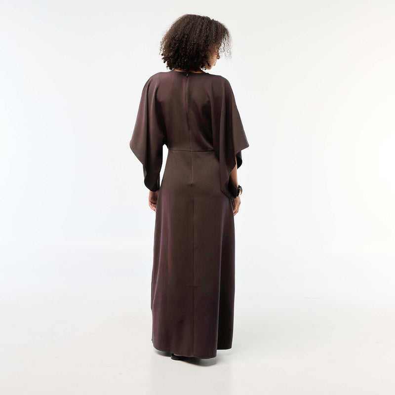 Robe longue crêpée avec bijou