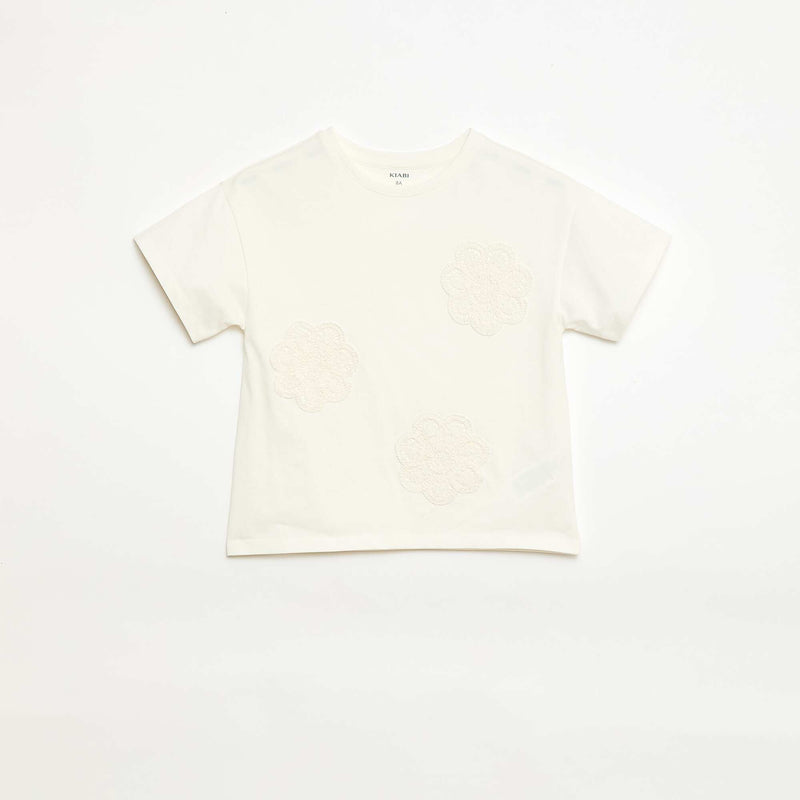 T-shirt avec fleurs en macramé