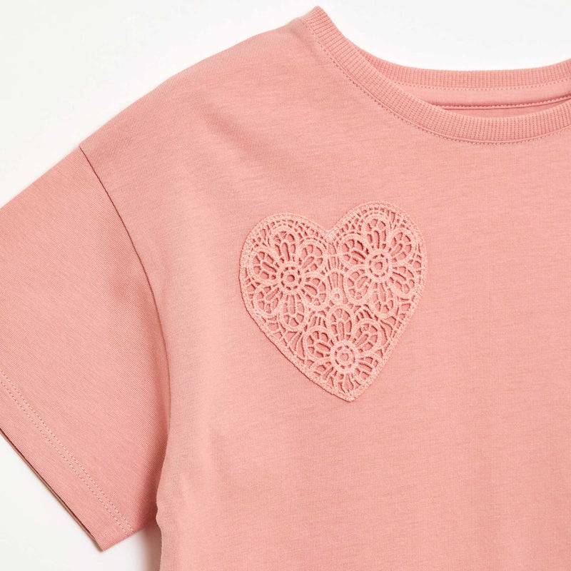 T-shirt avec fleurs en macramé