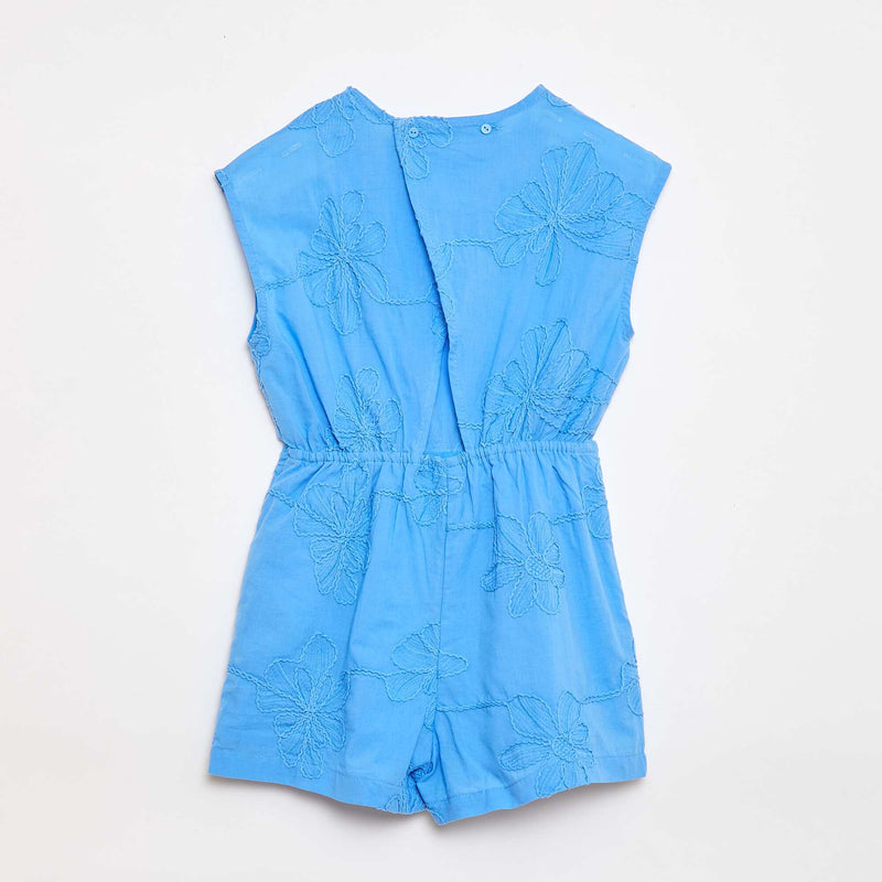 Combinaison short avec grandes fleurs brodées