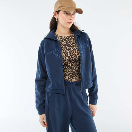 Sweat court zippé à message brodé