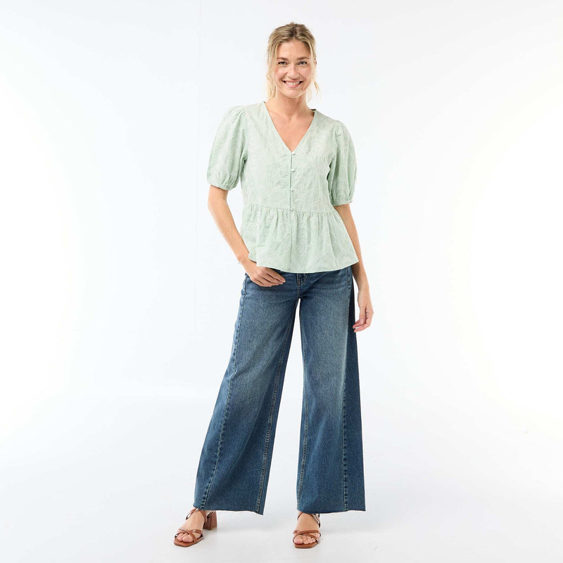 Blouse avec broderies et base volantée