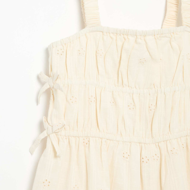Robe à fines bretelles avec broderies all over