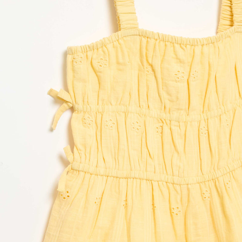 Robe à fines bretelles avec broderies all over