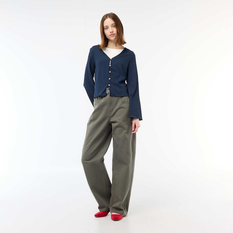 Haut col V en maille gaufrée avec boutons dorés