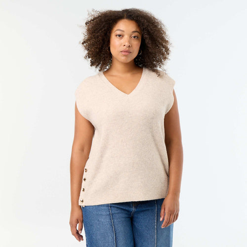 Pull sans manches avec bijoux fantaisies dorés