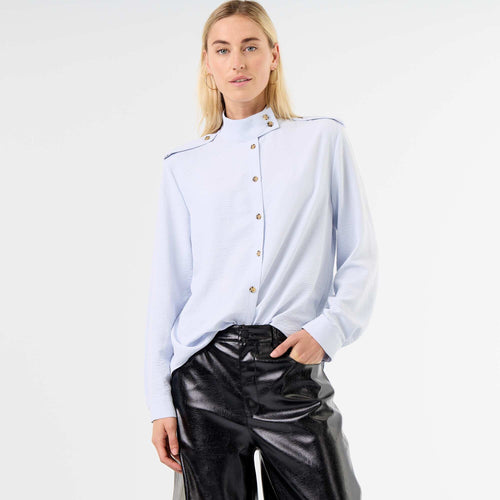 Chemise à col haut et empiècements épaules