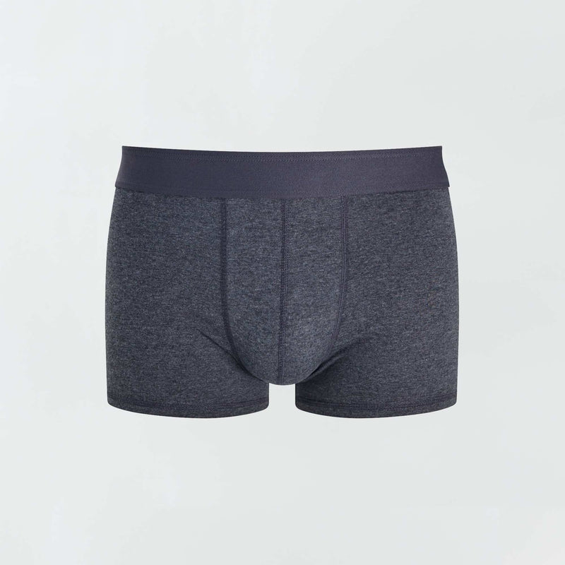 Gris foncé