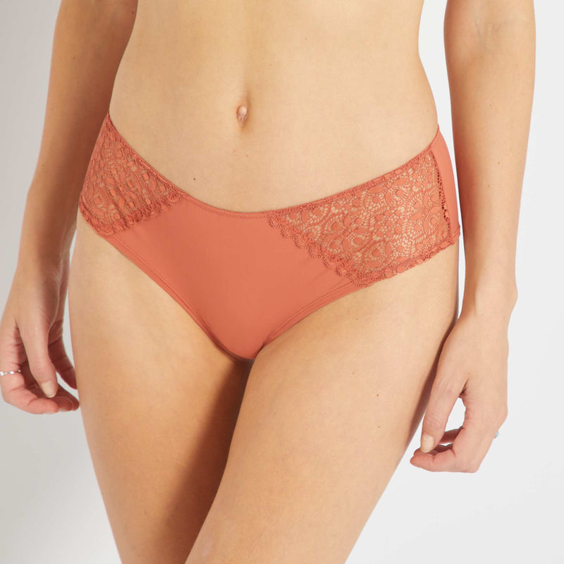 Shorty micro et dentelle